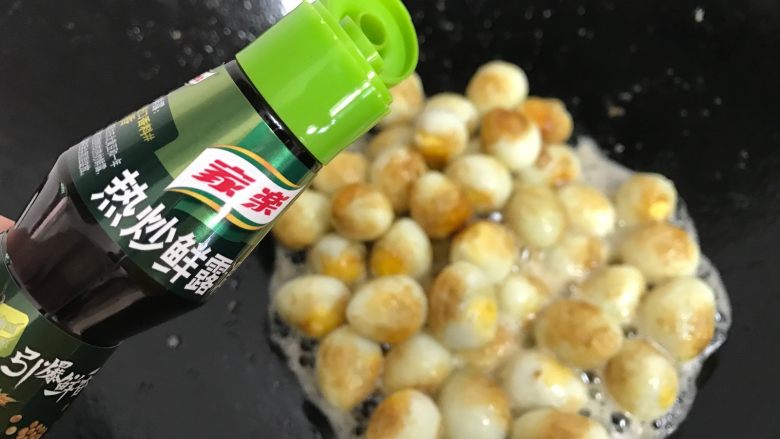 #家常大比拼#葱油鹌鹑蛋,再调入一小勺热炒鲜露,炒匀。