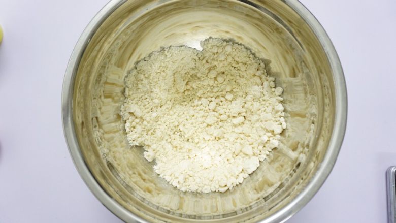 养生红糖红枣司康饼(酵母版),用擀面杖混合成粗沙粒状(如图)