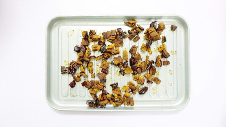养生红糖红枣司康饼(酵母版),烤完后,切成小粒(这次烤得有点过了( ・᷄ὢ・᷅ )