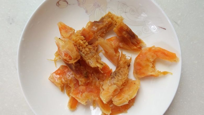 虾味冬瓜,干虾去除虾壳、虾壳,清洗干净后切小块。