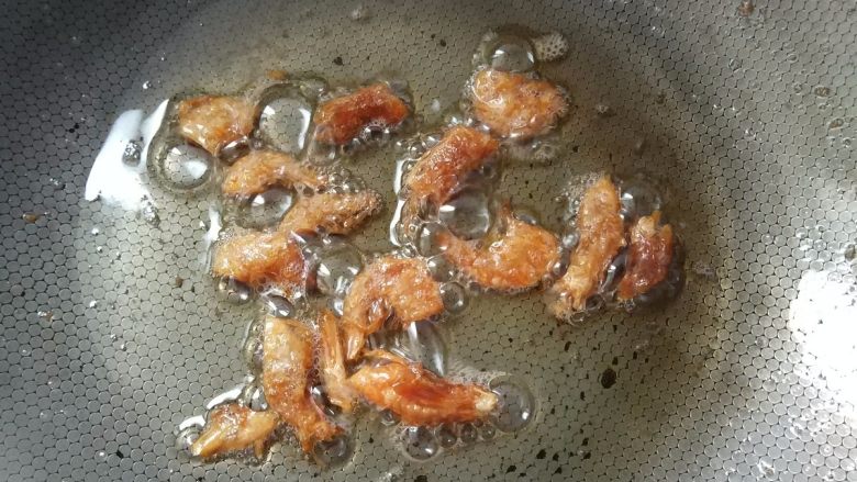 虾味冬瓜,锅里加入适量的食用油,加入干虾仁,小火炒出香味。