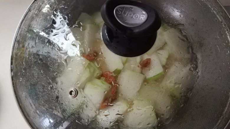 虾味冬瓜,加入少量的水(冬瓜本身含水量很多,在这里加入少量的水就可以了),盖上盖子,焖煮至冬瓜熟。