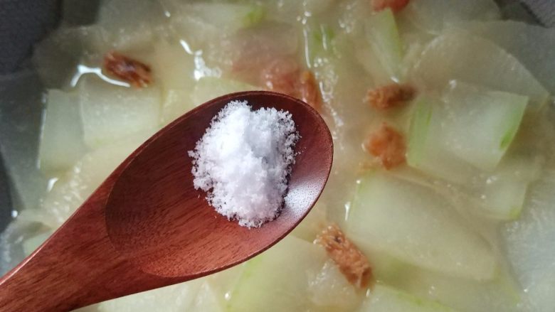 虾味冬瓜,起锅前加入适量的盐调味,拌匀后即可起锅。
