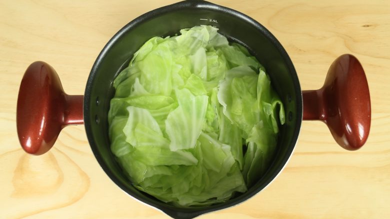 #家常菜大比拼#手撕包菜,锅里烧开水,放入少量的食用油和盐,然后把包菜放入,焯至8分熟即可,然后捞起沥干水份;在水里加入食用油和盐,能保持蔬菜的颜色不变。