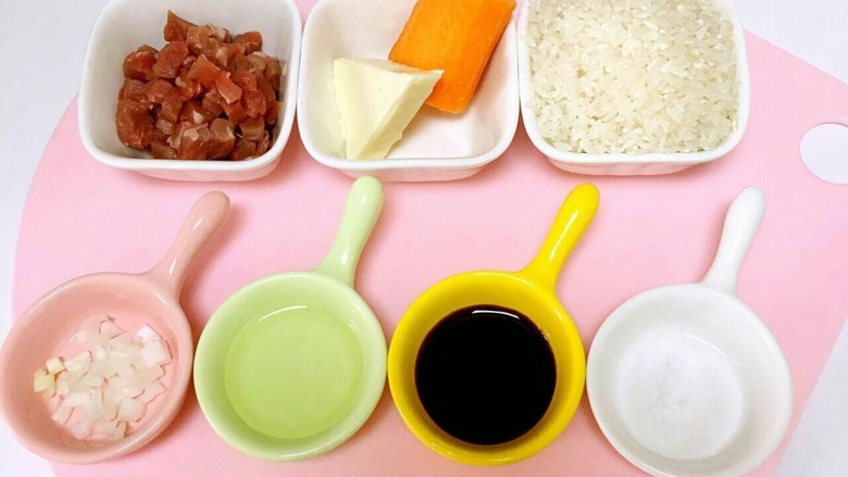 牛肉奶酪焖饭,准备食材：<a style='color:red;display:inline-block;' href='/shicai/ 8476'>牛肉粒</a>45g、<a style='color:red;display:inline-block;' href='/shicai/ 492'>大米</a>100g、<a style='color:red;display:inline-block;' href='/shicai/ 25'>胡萝卜</a>30g、<a style='color:red;display:inline-block;' href='/shicai/ 884'>奶酪</a>一小块、宝宝盐适量、<a style='color:red;display:inline-block;' href='/shicai/ 857'>植物油</a>适量、葱花（<a style='color:red;display:inline-block;' href='/shicai/ 163'>葱白</a>部分）适量、<a style='color:red;display:inline-block;' href='/shicai/ 692'>酱油</a>少量