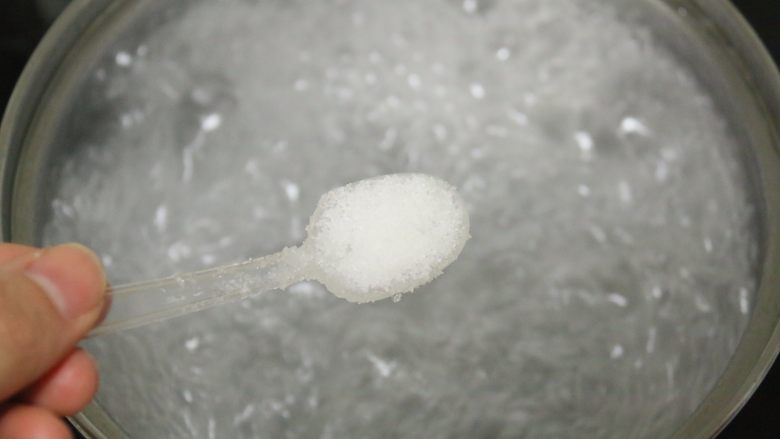 农家小炒,锅里加水烧开,加入1克的盐、2毫升的食用油(蔬菜焯水时能保持鲜艳的颜色不变)。