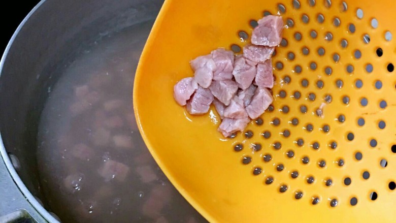 牛肉奶酪焖饭,牛肉粒冷水下锅焯水