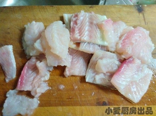 酸菜鱼,将鱼块片成片备用。