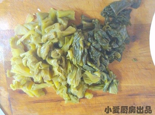 酸菜鱼,将酸菜切段用清水浸泡备用。
