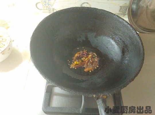 酸菜鱼,炒锅加油，小火爆<a style='color:red;display:inline-block;' href='/shicai/ 3232'>香葱</a>、姜、蒜、<a style='color:red;display:inline-block;' href='/shicai/ 86474'>干辣椒</a>、<a style='color:red;display:inline-block;' href='/shicai/ 700'>花椒</a>。