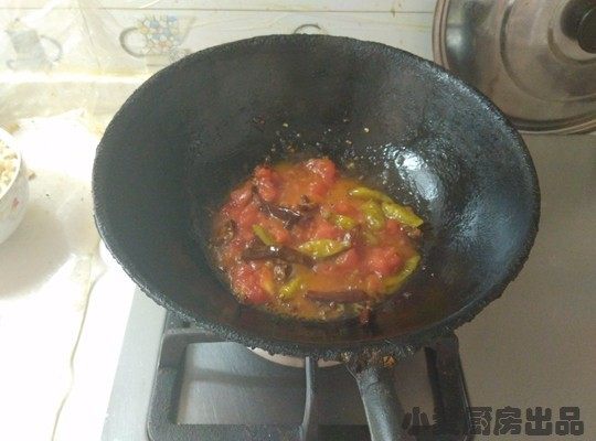 酸菜鱼,下入酸菜西红柿煸炒。