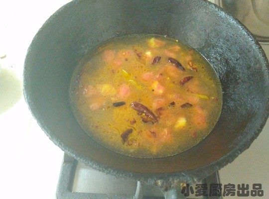 酸菜鱼,加入适量开水或者骨头汤煮开,加入胡椒粉。