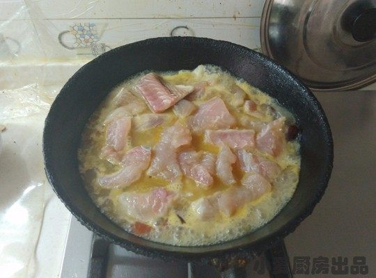 酸菜鱼,将鱼片一片片下入锅中,大火烧开,撇去浮沫。