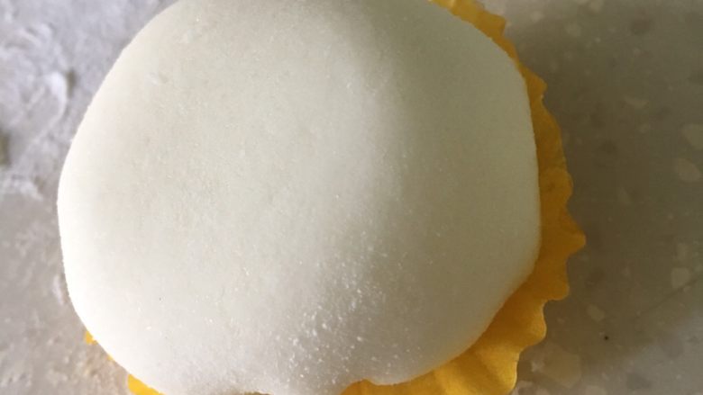 芒果雪媚娘,倒放入纸杯里,捏口朝下。