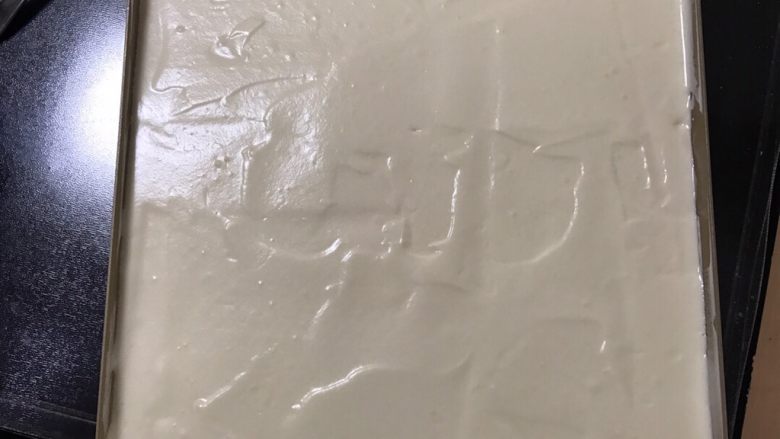 樱花蛋糕卷,搅拌好的蛋糕糊倒入事先铺好樱花的烤盘,抹平表面,入烤箱中层165度20分钟,每个烤箱有温度差异,根据自己家的烤箱调节温度