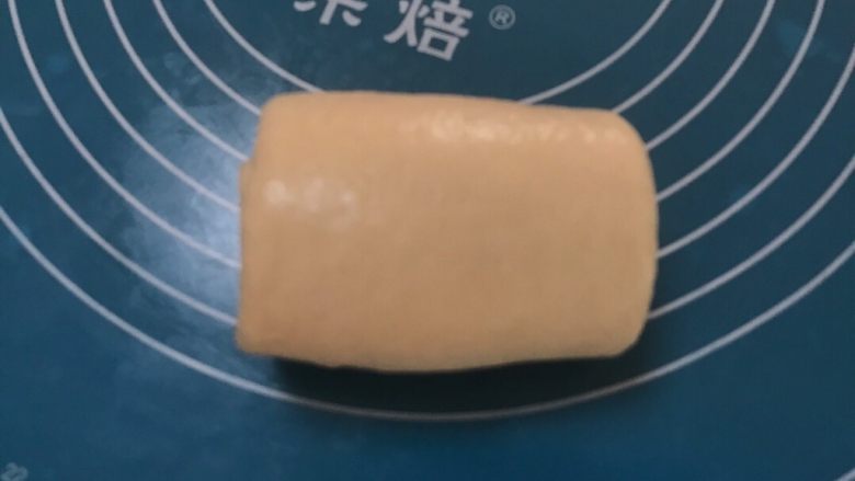 全中种北海道土司,由上至下卷起,依次做完