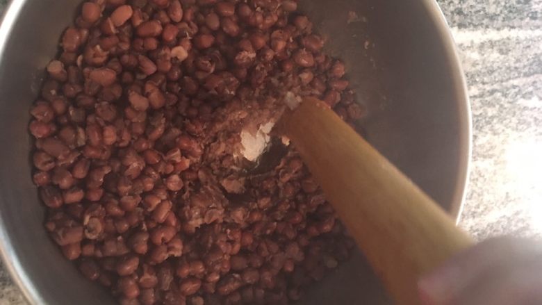 红豆沙,将水和红豆分离, 红豆水待用
这里可以用两种方式制作豆沙
*擀面杖* 使用擀面杖捣红豆, 这样最后的质感会比较粗糙, 可以吃到全豆粒。 过程中可加少量的红豆水来辅助
*搅拌机* 如果你想达到的效果是比较细腻的豆沙那搅拌机会是你的选择。 将一半的红豆倒入搅拌机, 加入适量的红豆水后开始搅, 搅至细腻后加入另一半( 如果搅拌机不够大可以将先前搅好的取出来) 重复搅拌步骤
如果水加多了导致豆泥太稀是没关系的因为接下来还要炒