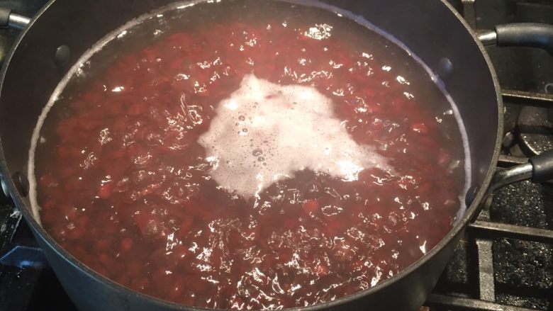 红豆沙,在锅中加入红豆和热水, 水量淹过红豆五厘米即可
用大火煮沸, 沸腾后大火再煮五分钟