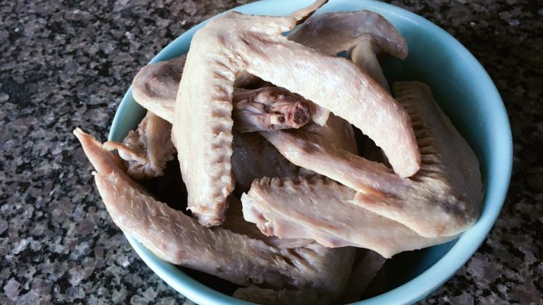 秘制酱鸭翅,「拔毛」拨开泡沫,将鸭翅控水取出,用凉水冲洗干净泡沫,再检查鸭翅上的毛。虽然鸭翅的细毛多,但焯过水以后,肉质紧实,毛孔收缩,毛会立起来。毛会拔得更干净。