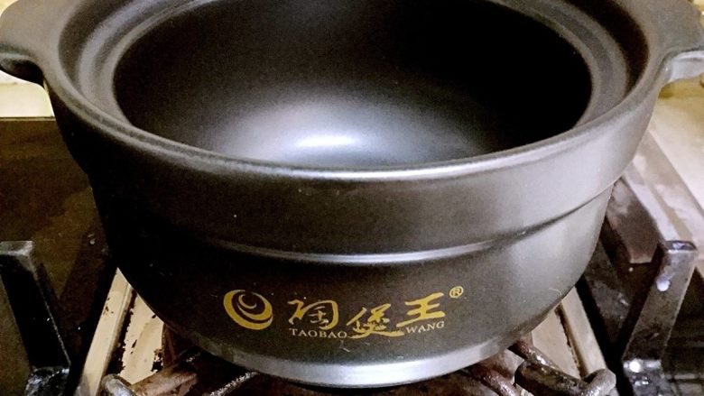 香肠砂锅煲仔饭,把大米用清水泡20分钟,清洗一下。