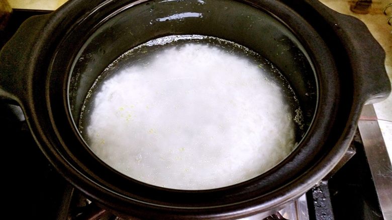 香肠砂锅煲仔饭,把泡好的大米放在砂锅里,在加入清水。