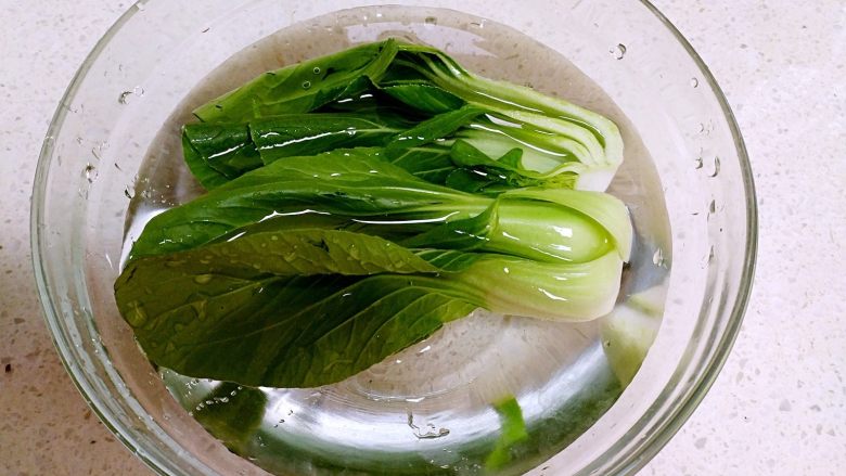 香肠砂锅煲仔饭,把<a style='color:red;display:inline-block;' href='/shicai/ 3517'>青菜</a>洗净,过水煮至5成熟备用。