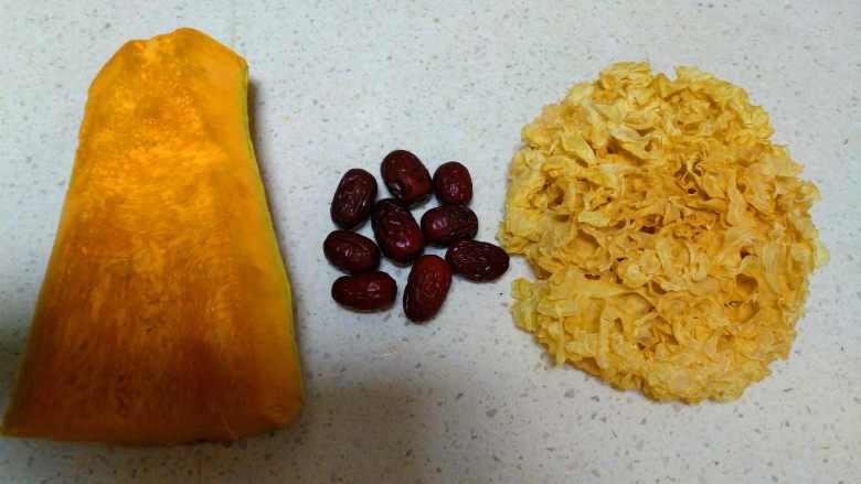 银耳南瓜汤,把所需要材料准备好。