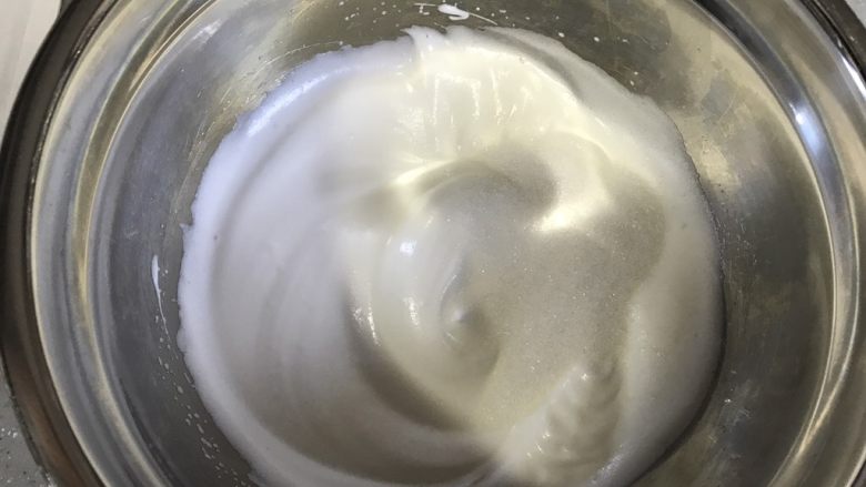 巧克力杯子蛋糕(分蛋海绵蛋糕),打发至出现纹路,加入剩余细砂糖,高速打发