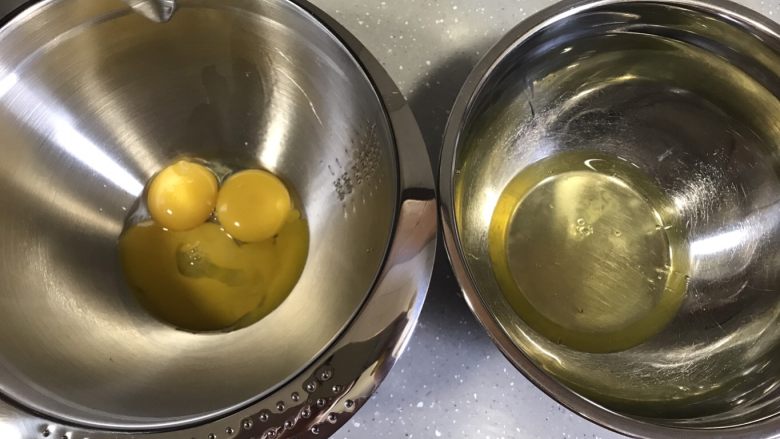 巧克力杯子蛋糕(分蛋海绵蛋糕),分离蛋清和蛋黄,容器保证无油无水。蛋清先放冰箱冷藏备用。烤箱上下火170度预热。