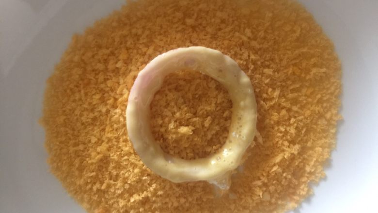 家常菜大比拼➕油炸洋葱圈,再裹上一层<a style='color:red;display:inline-block;' href='/shicai/ 588'>面包糠</a>