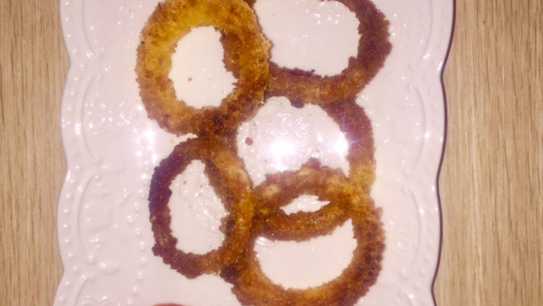 家常菜大比拼➕油炸洋葱圈,装盘，蘸点<a style='color:red;display:inline-block;' href='/shicai/ 699'>番茄酱</a>更美味。