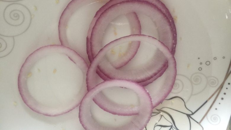 家常菜大比拼➕油炸洋葱圈,<a style='color:red;display:inline-block;' href='/shicai/ 29'>洋葱</a>切圈备用