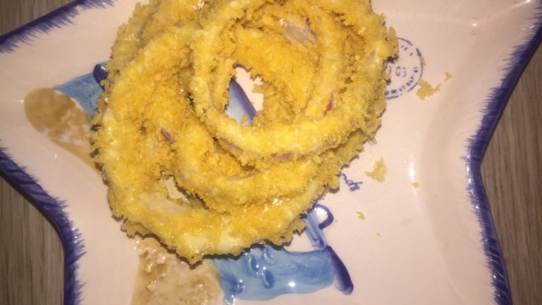 家常菜大比拼➕油炸洋葱圈,这个是裹好的洋葱圈