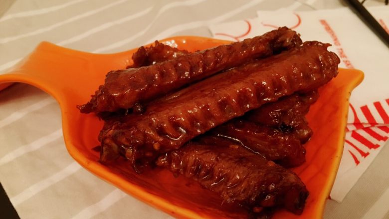 秘制酱鸭翅,「起锅」起锅装盘,因为锅里的大料比较多,建议用筷子一个一个夹起来装盘。吃的时候也不用担心会咬到花椒。