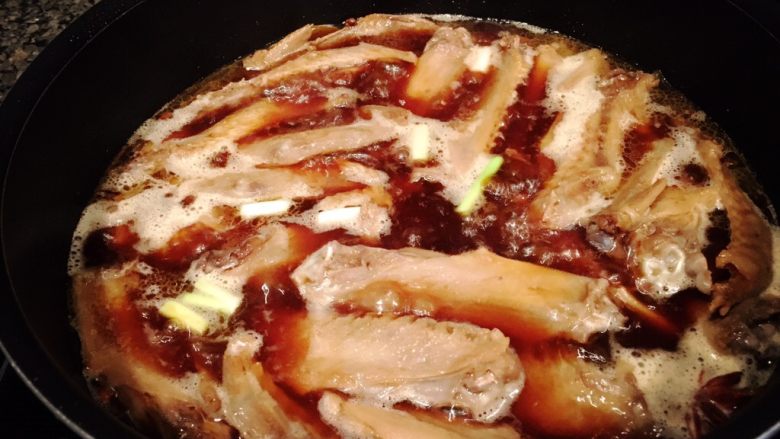 秘制酱鸭翅,「倒开水」倒入大量开水,没过鸭翅,开大火,盖上盖子煮。因为鸭翅的肉比较紧实,所以要多煮一会儿,大火一直闷盖煮,直到水煮干。
