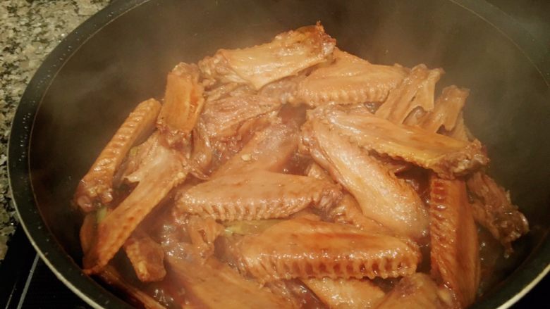 秘制酱鸭翅,「检查」水快煮干的时候,揭盖,骨头裸露出来基本就可以了。如果不把握,可以先尝一个,如果想要吃更软烂的鸭翅,可以重复第9步,再放入开水再煮一次。