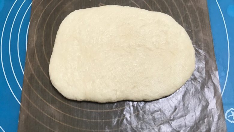 肉松奶酪面包卷,放在油布上擀成正方形,擀的比油布稍微大一些,