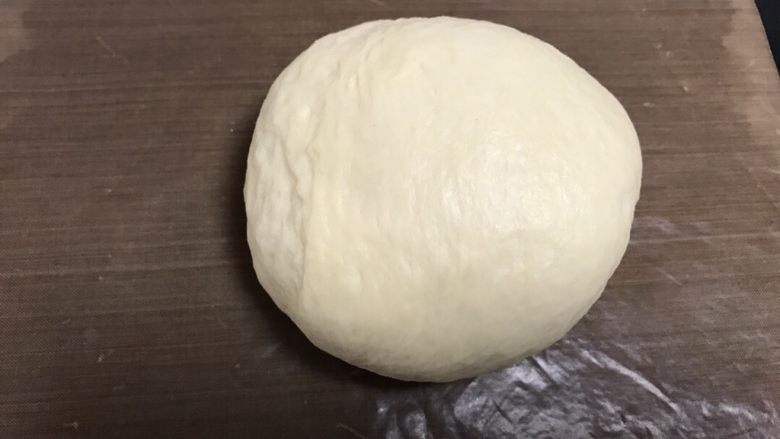 肉松奶酪面包卷,取出排气,排气会后盖保鲜膜松弛15分钟