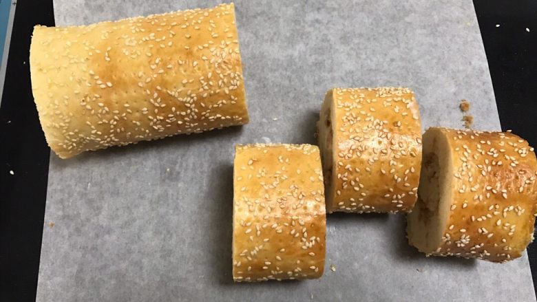 肉松奶酪面包卷,卷好忘记拍照了,切了一半才想起来,马上补一张,哈哈,