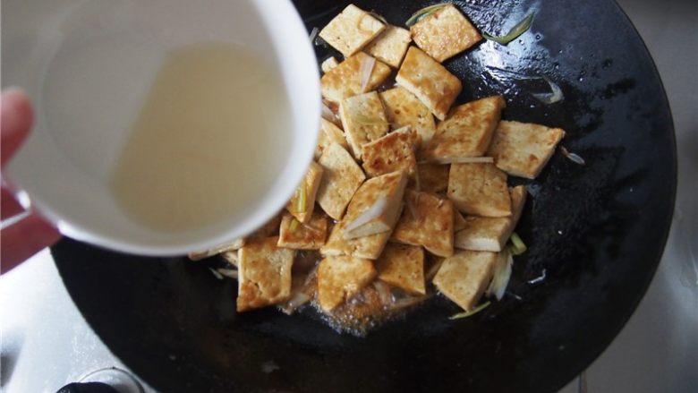 葱烧豆腐,淀粉用水兑开,倒入