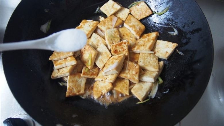 葱烧豆腐,出锅前加入盐即可