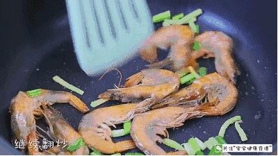 番茄焖大虾,加入虾,继续翻炒至完全变色,盛出备用。
虾很容易变色,煎虾的时候一定要大火快煎,并迅速翻面,变色后马上盛出。