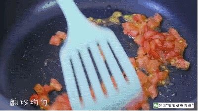 番茄焖大虾,翻炒均匀,炒至浓稠出汁。
