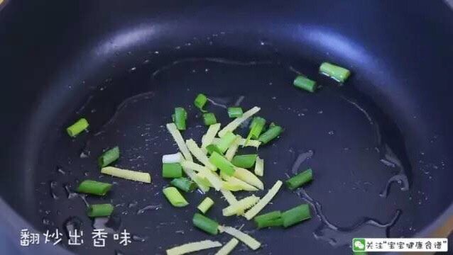 番茄焖大虾,锅热刷上一层油,加入葱姜,翻炒出香味。
