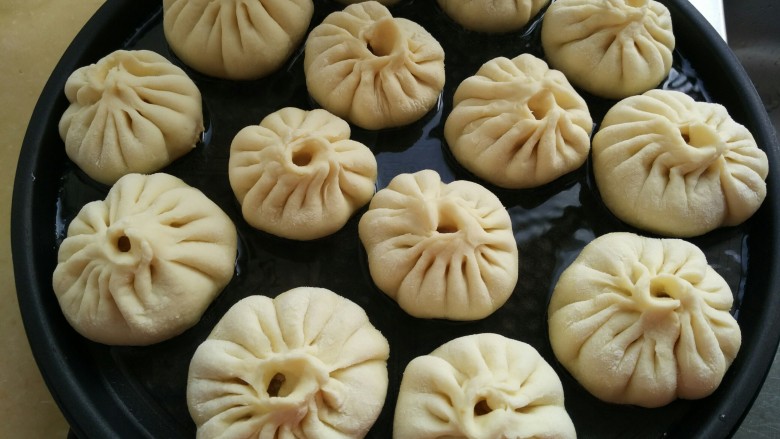 生煎包,然后平锅放油(比平常炒菜多些油),油烧热,然后把包子放进去,每个包子之间留点空间,面熟了会变大,