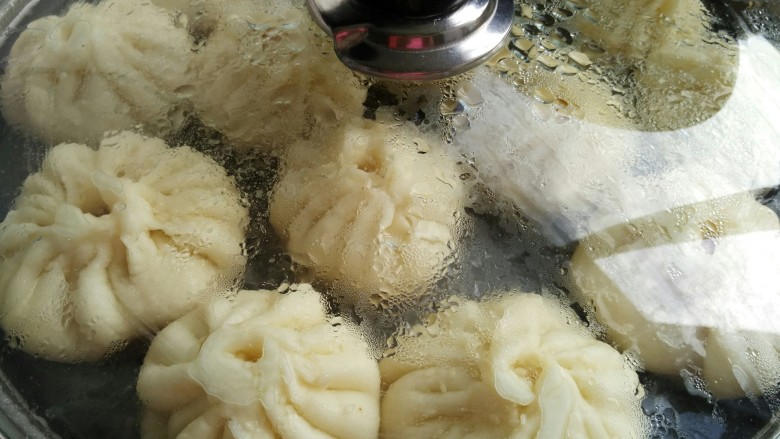 生煎包,油煎一会放一点水(热水)然后盖上盖子,等水收干