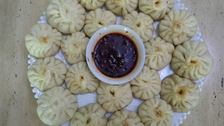 生煎包,生煎完成,配上蘸料味道也很好哦