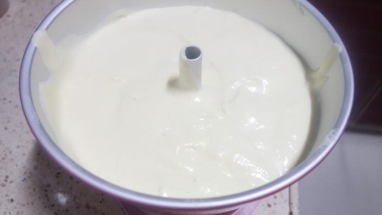 少女心萌萌哒芭比蛋糕,入模后震一下大气泡,这样蛋糕会更细腻一点不会有大孔