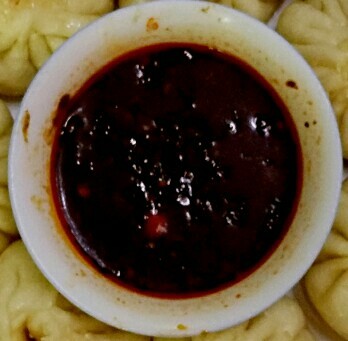 生煎包,蘸酱料,2勺豆瓣酱,1勺老干妈,1勺白糖,把大蒜拌切成蒜泥,然后把所有的料放一起搅拌均匀即可,如果觉得酱比较稠可以放点凉开水,如果喜欢比较辣可以少放豆瓣酱,多放老干妈