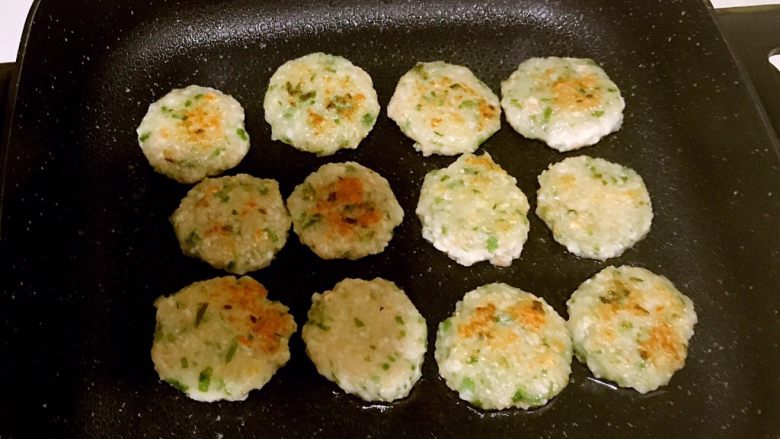 藕丁虾饼,煎到虾饼定型,一面金黄即可翻面